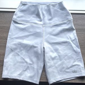 Alo 7” High Waist Vapor Short Size Small